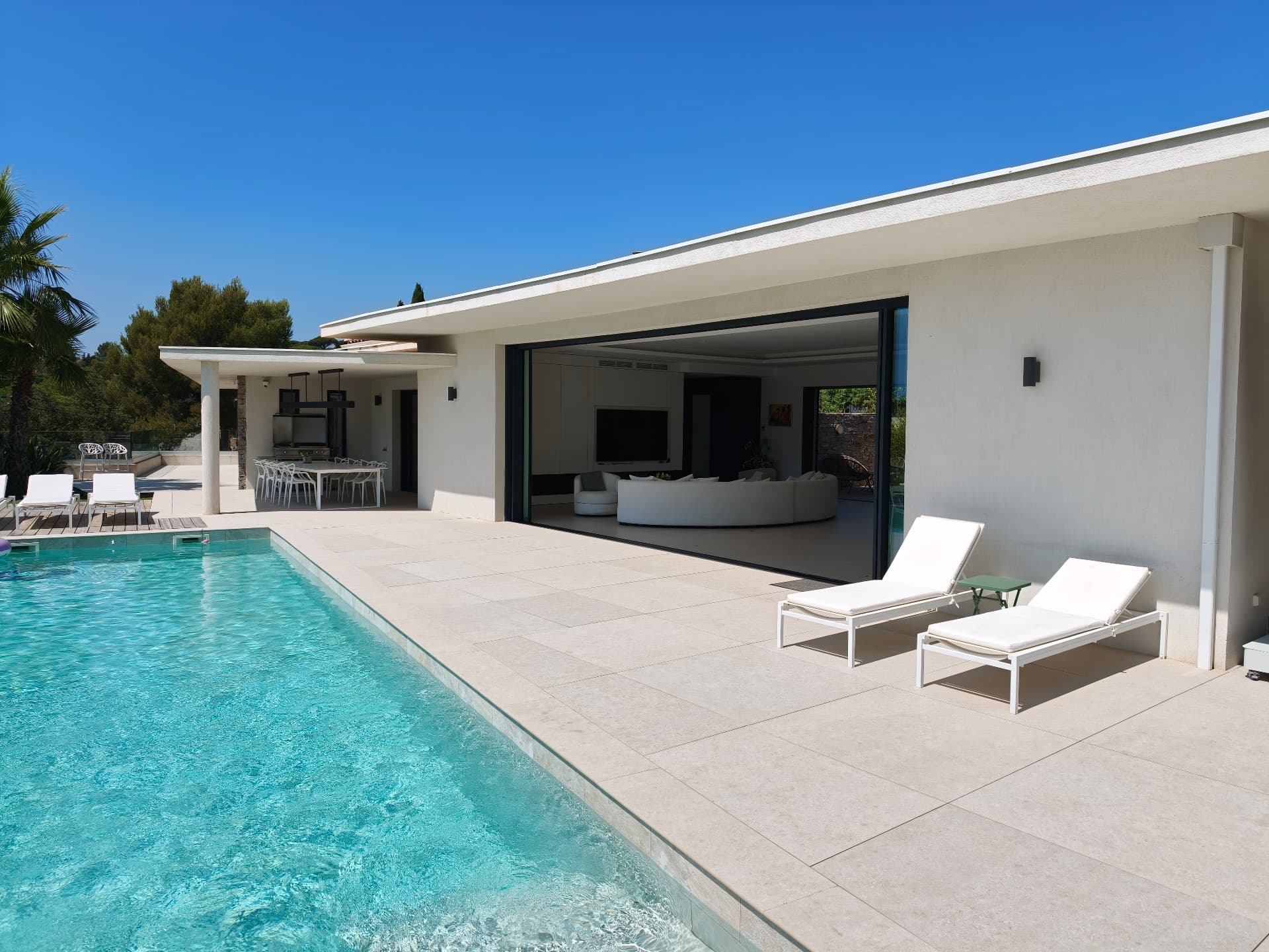Villa contemporaine avec piscine et terrasse