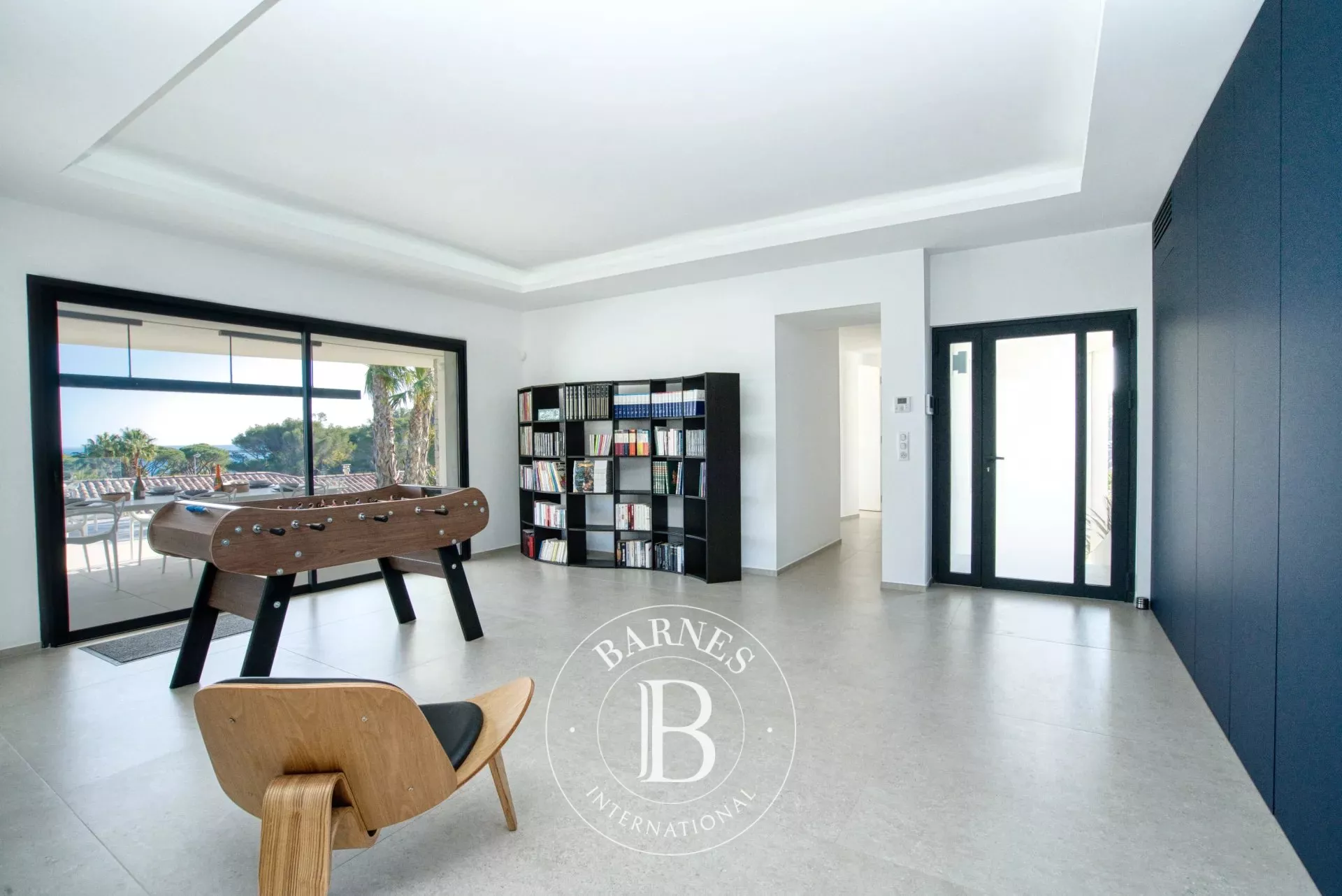 Cuisine équipée blanche et grande table
