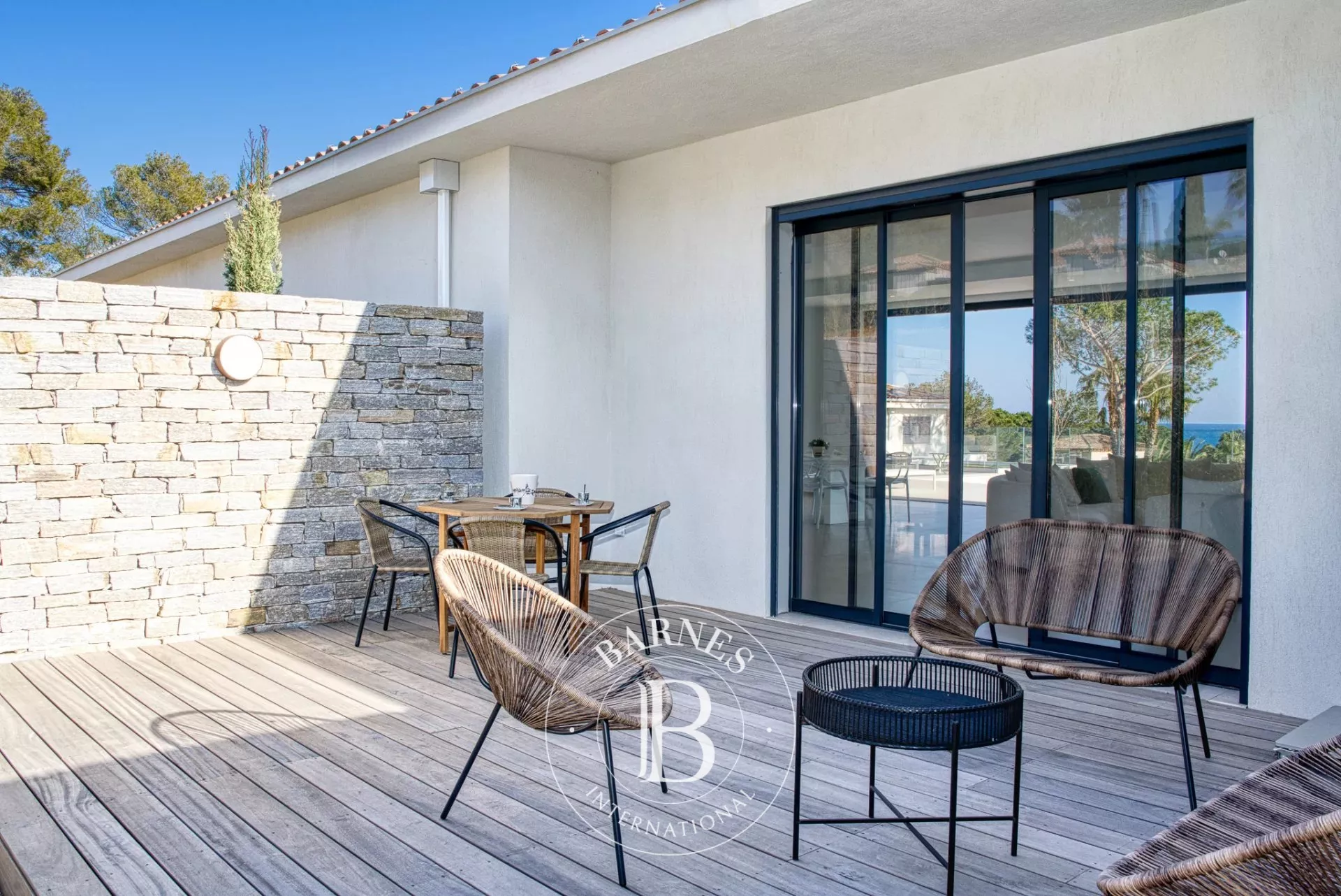 Terrasse en bois avec salon de jardin